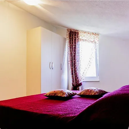 Two Bedroom Каштела